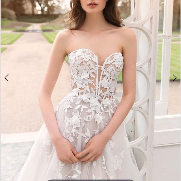 Wedding Gown Worn once and preserved - Picture 2 of 5